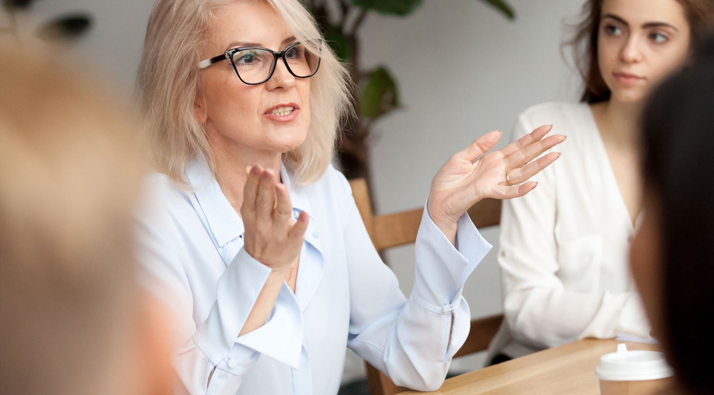 Få 6 tips til effektiv mødeledelse, og afhold møder, der skaber resultater